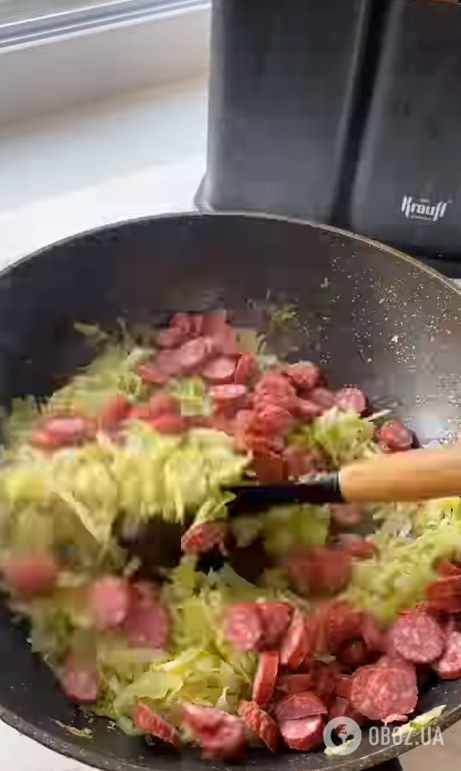 Бюджетна тушкована капуста на обід: з яким м'ясом приготувати