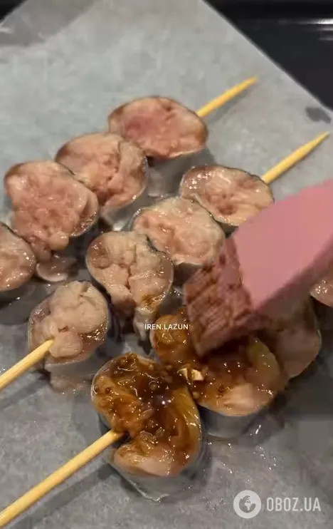Вместо шашлыка: как вкусно запечь скумбрию на шпажках