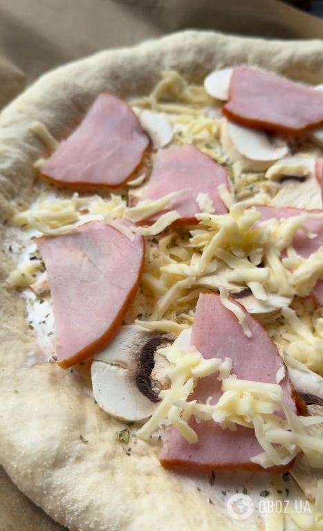 На чем приготовить тесто для тонкой домашней пиццы: рецепт, который получится у всех