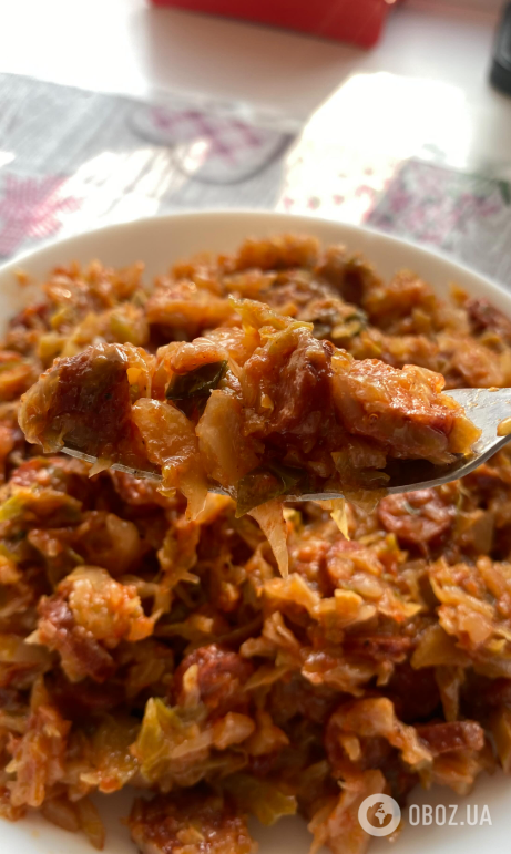 Бюджетна тушкована капуста на обід: з яким м'ясом приготувати