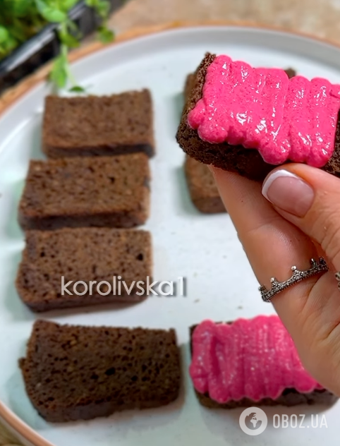 Бутерброди з оселедцем і буряковим соусом для новорічного столу: рецепт корисної та смачної закуски