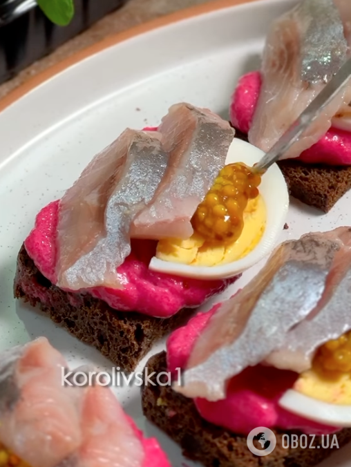 Бутерброди з оселедцем і буряковим соусом для новорічного столу: рецепт корисної та смачної закуски