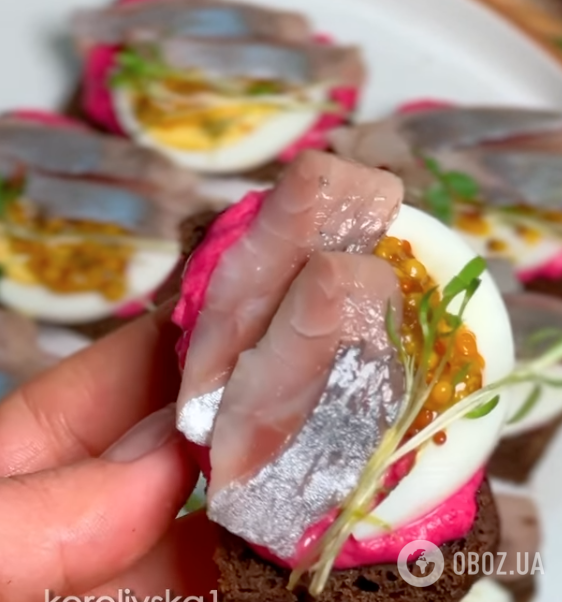 Бутерброди з оселедцем і буряковим соусом для новорічного столу: рецепт корисної та смачної закуски