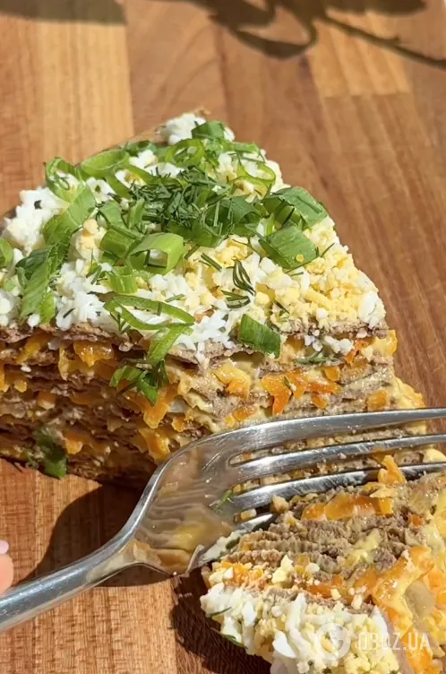 Печінковий торт для новорічного столу: ділимося простим рецептом ситної закуски