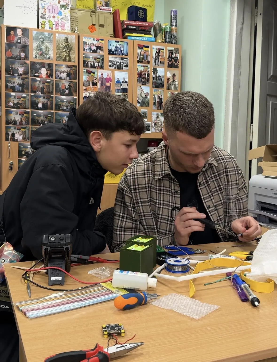 "А вы говорите, физика не понадобится..." Руслан Цыганков сделал павербанк вместе с учеником и поразил сеть