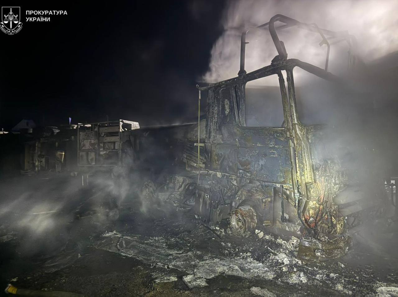 Оккупанты атаковали Одесскую область дронами, произошел пожар на автостоянке: два человека погибли, есть раненые. Фото и видео