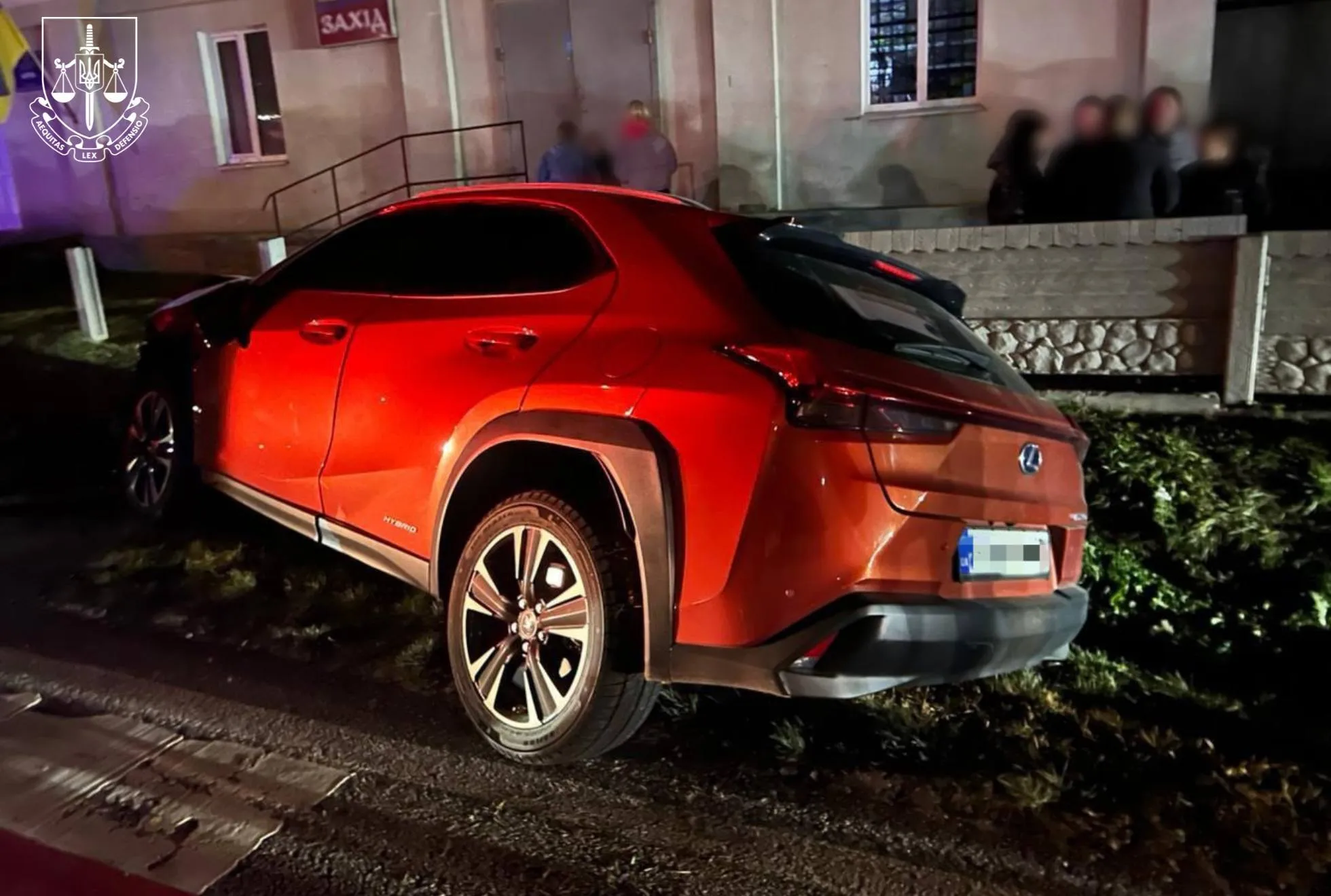 На Прикарпатті суддя на Lexus збила двох пішоходів: один загинув на місці. Фото