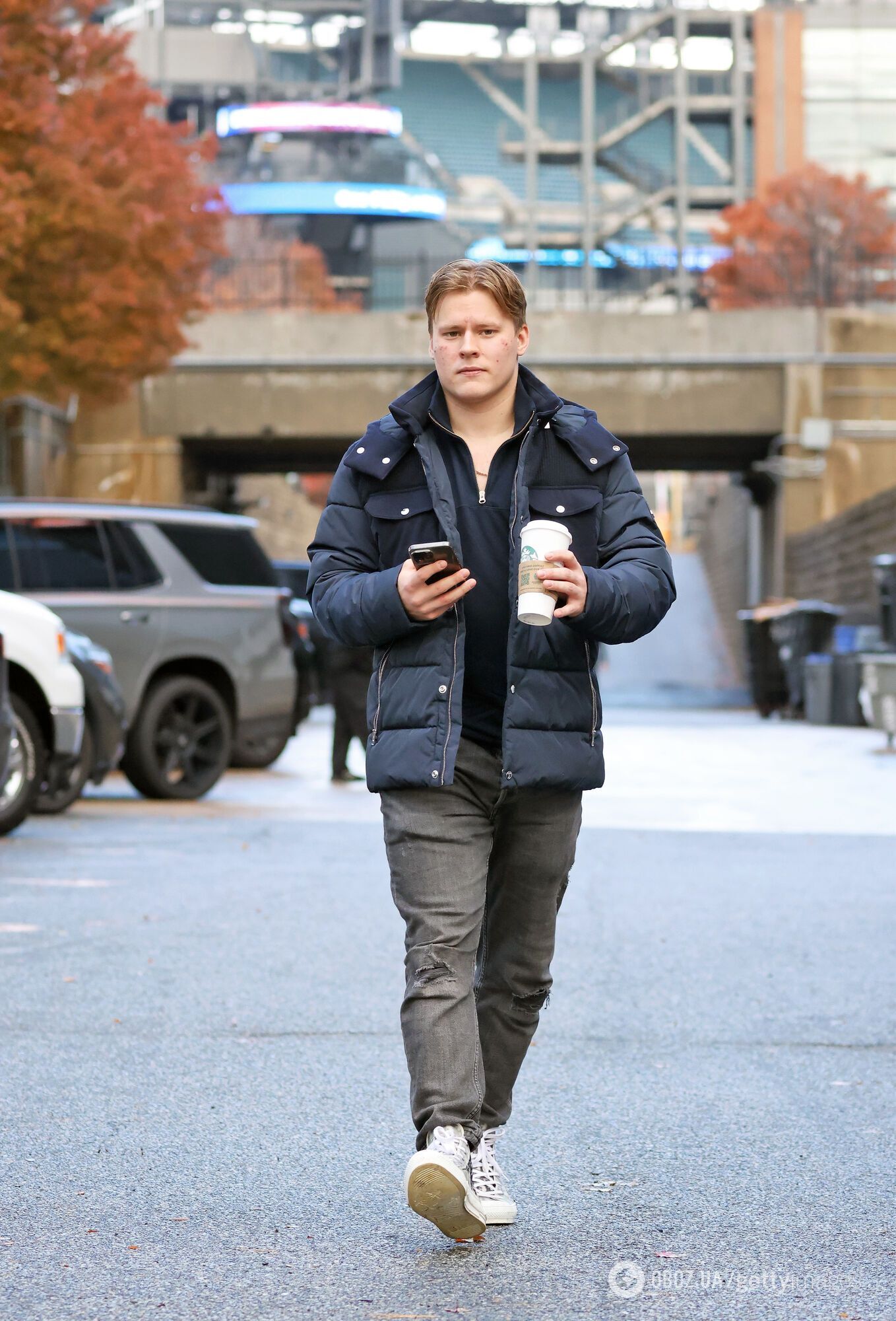 Унесли на носилках. Российский хоккеист сломал канадца в матче НХЛ. Видео