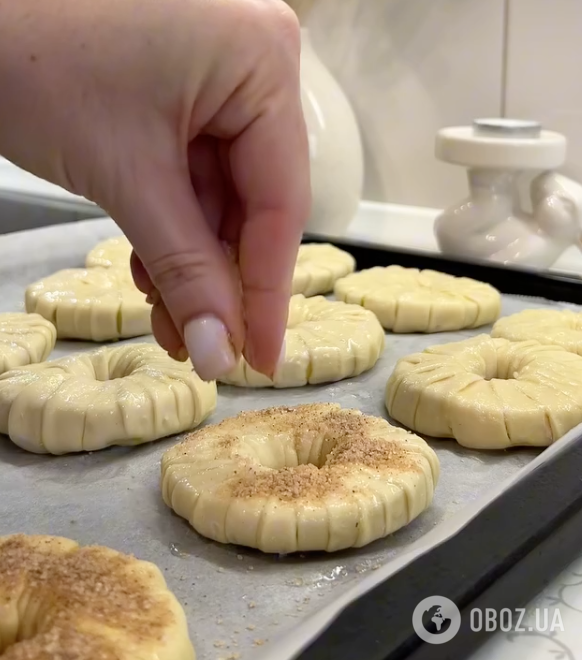 Смачніше, ніж будь-який пиріг: ароматні яблучні кільця з корицею та листковим тістом