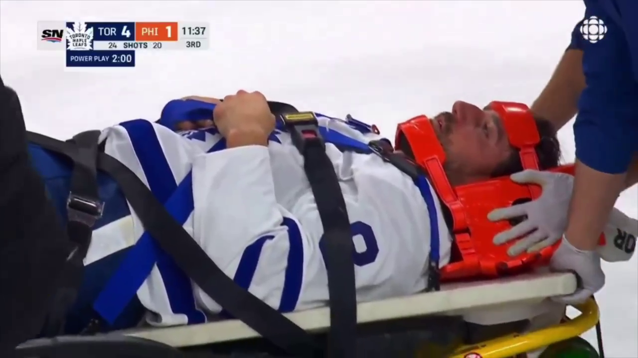 Унесли на носилках. Российский хоккеист сломал канадца в матче НХЛ. Видео