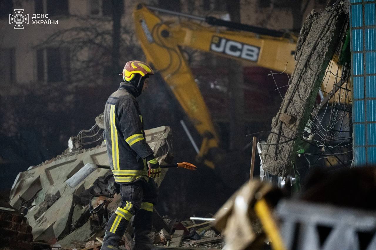 У Тернополі тривають рятувальні роботи на місці удару РФ: 28 загиблих, 16 людей ще не вийшли на зв'язок. Фото й відео