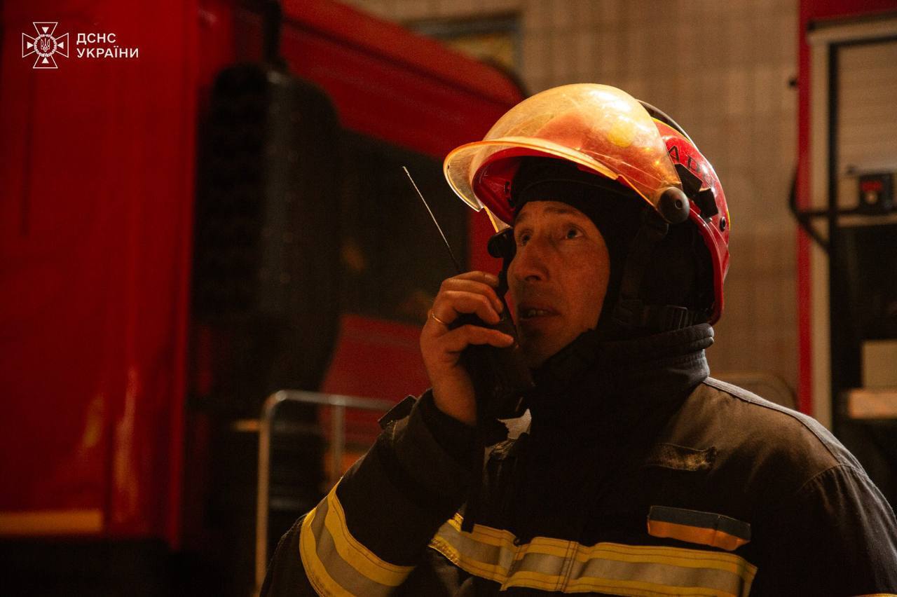 У Тернополі тривають рятувальні роботи на місці удару РФ: 28 загиблих, 16 людей ще не вийшли на зв'язок. Фото й відео