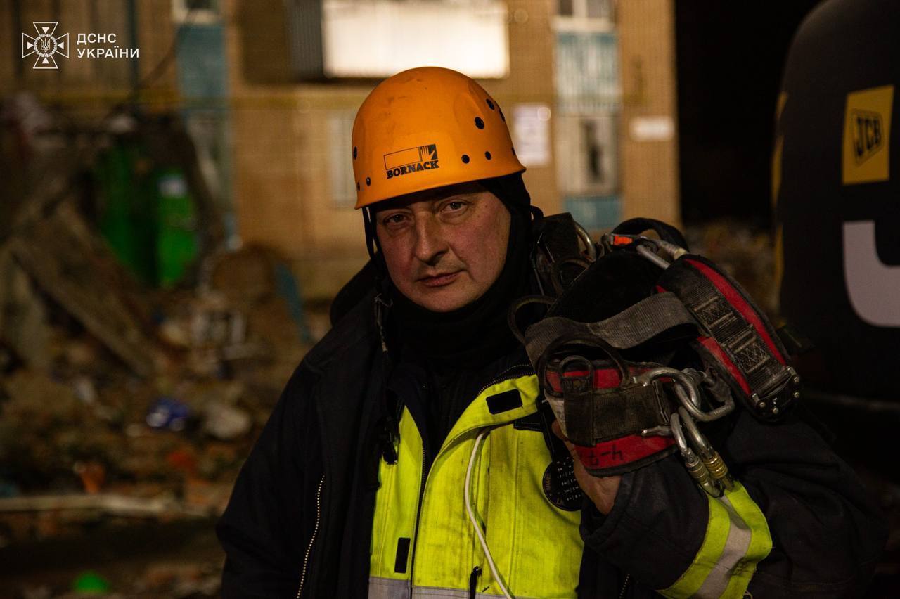 У Тернополі тривають рятувальні роботи на місці удару РФ: 28 загиблих, 16 людей ще не вийшли на зв'язок. Фото й відео