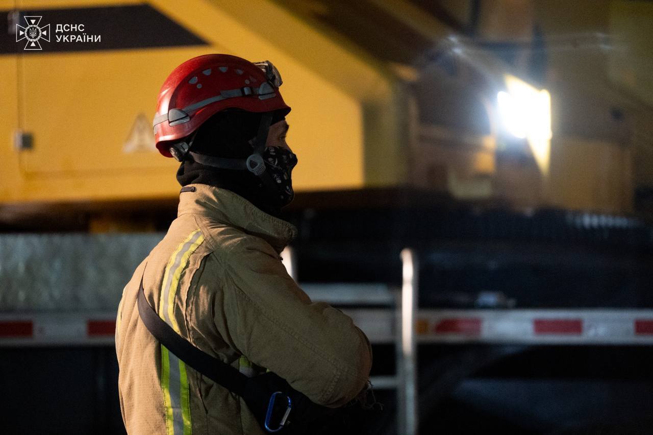 У Тернополі тривають рятувальні роботи на місці удару РФ: 28 загиблих, 16 людей ще не вийшли на зв'язок. Фото й відео