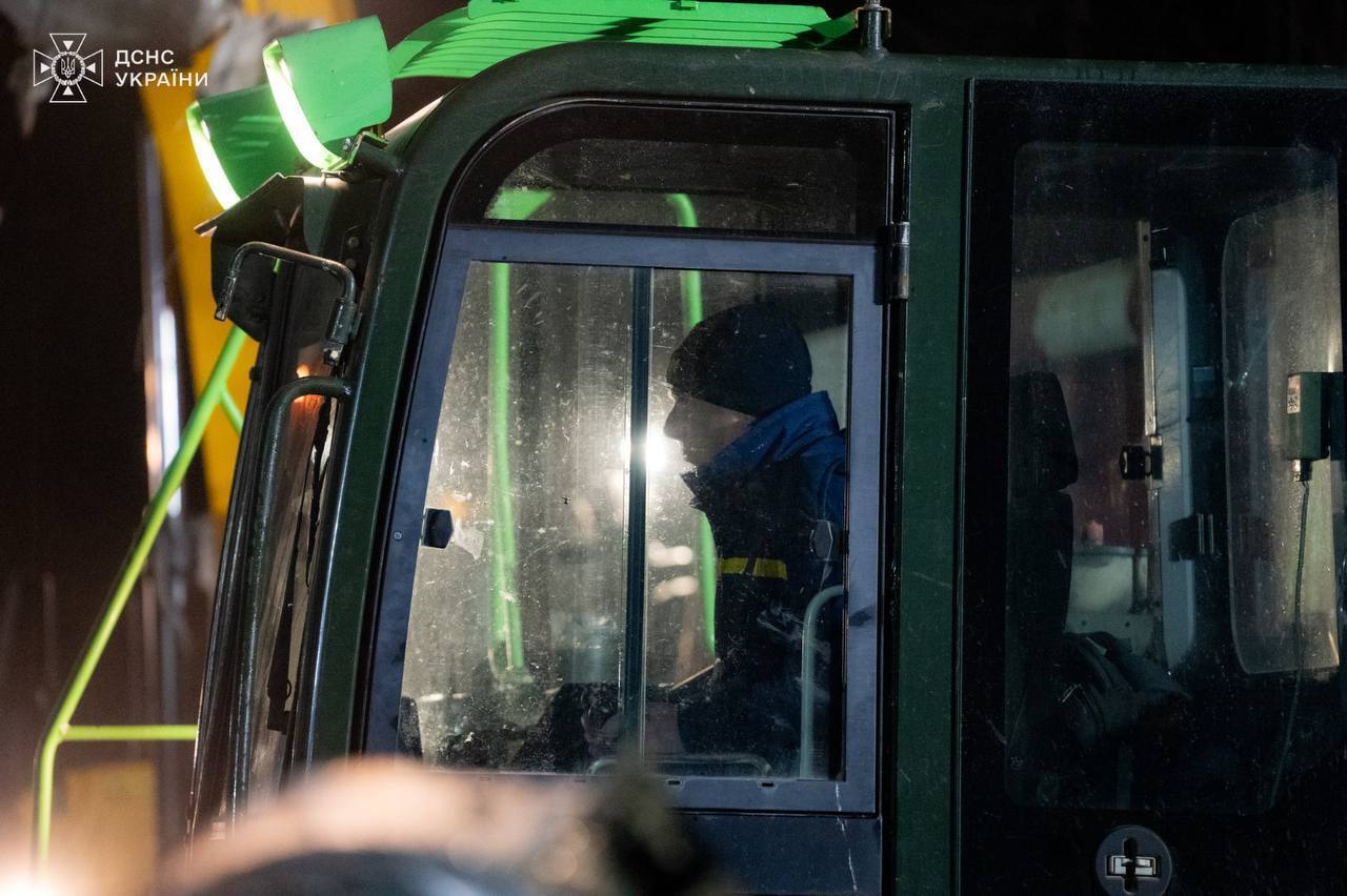 У Тернополі тривають рятувальні роботи на місці удару РФ: 28 загиблих, 16 людей ще не вийшли на зв'язок. Фото й відео