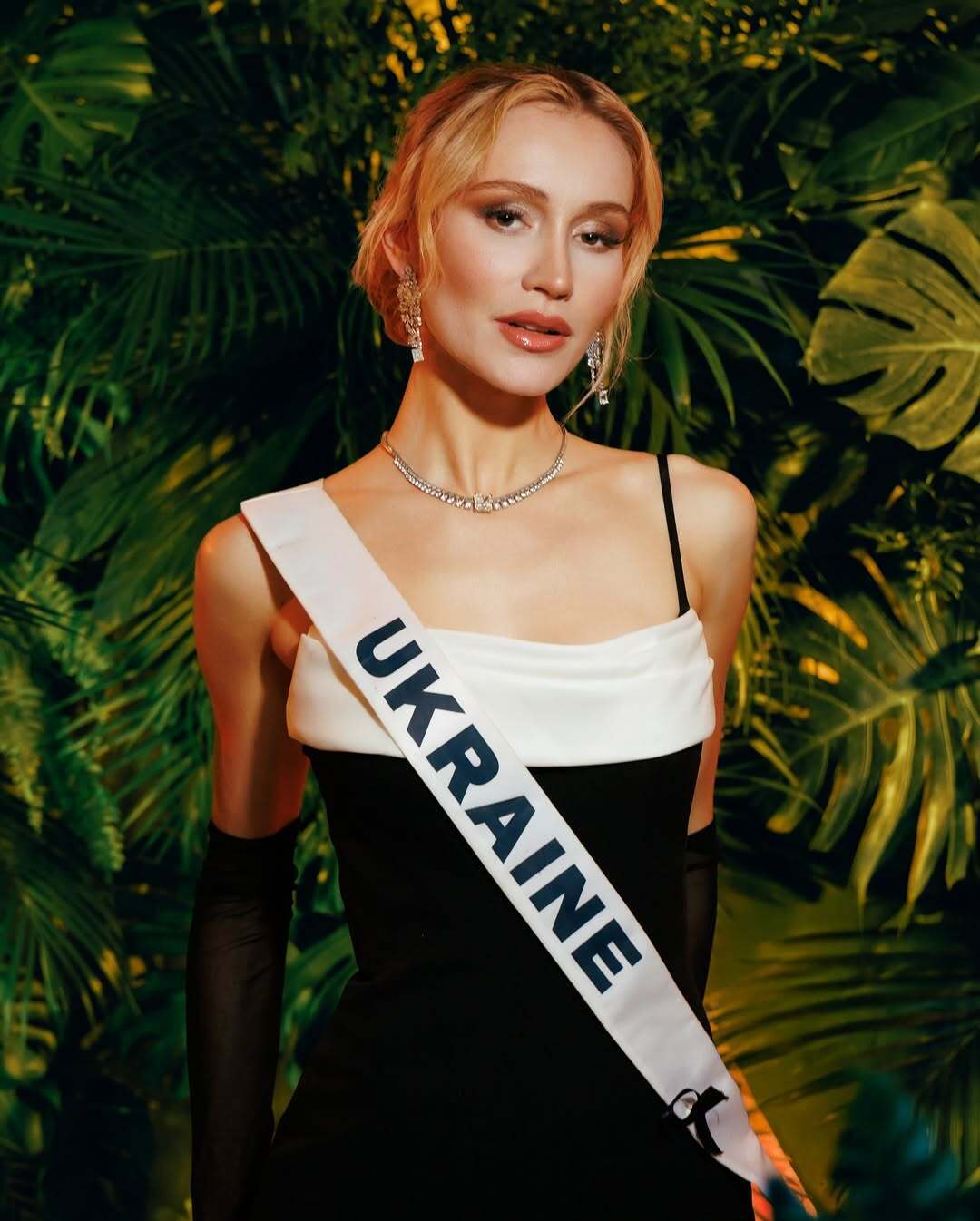 "Какая эффектная девушка! Заслуживает победы". Украинка ошеломила выходом в купальнике на "Мисс Вселенная 2025". Видео