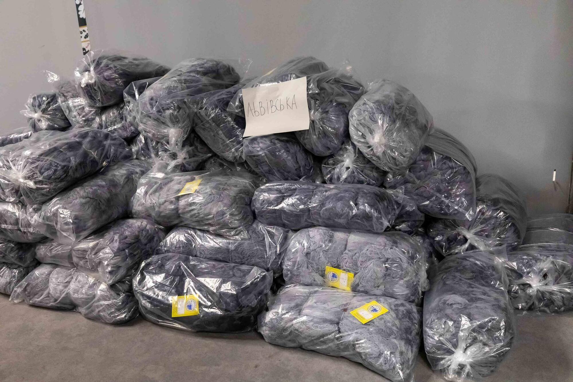 Поедут по всей стране: Порошенко передали в войско 900 тысяч квадратных метров основ для маскировочных сеток