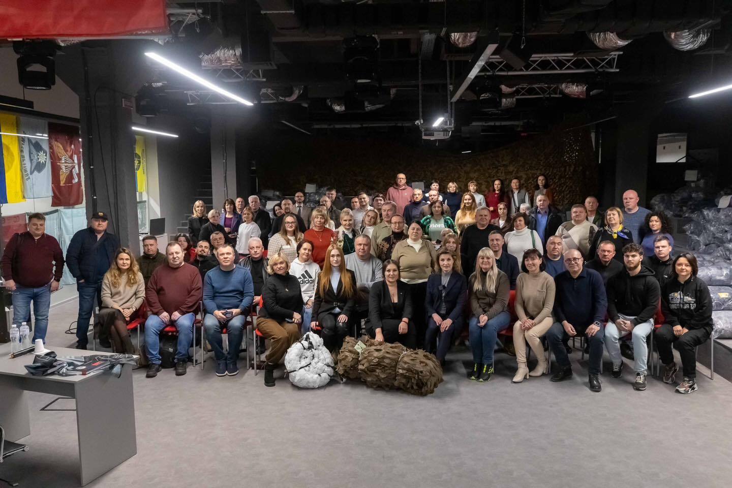 Поедут по всей стране: Порошенко передали в войско 900 тысяч квадратных метров основ для маскировочных сеток