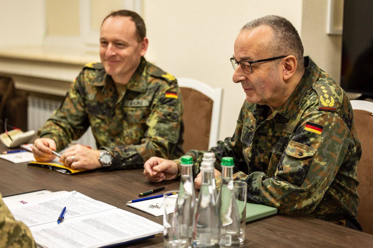 Зміцнення повітряного щита: Сирський обговорив ситуацію на полі бою і терор ворога з генералом Бундесверу. Фото