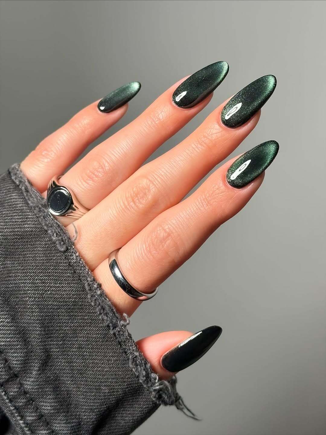 Хромований манікюр – уже не модно: який вигляд має новий "оксамитово-скляний" тренд на нігтях