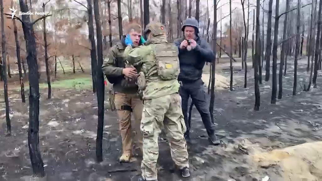 Российский FPV-дрон атаковал эвакуационное авто под Лиманом: пострадал волонтер из США. Видео