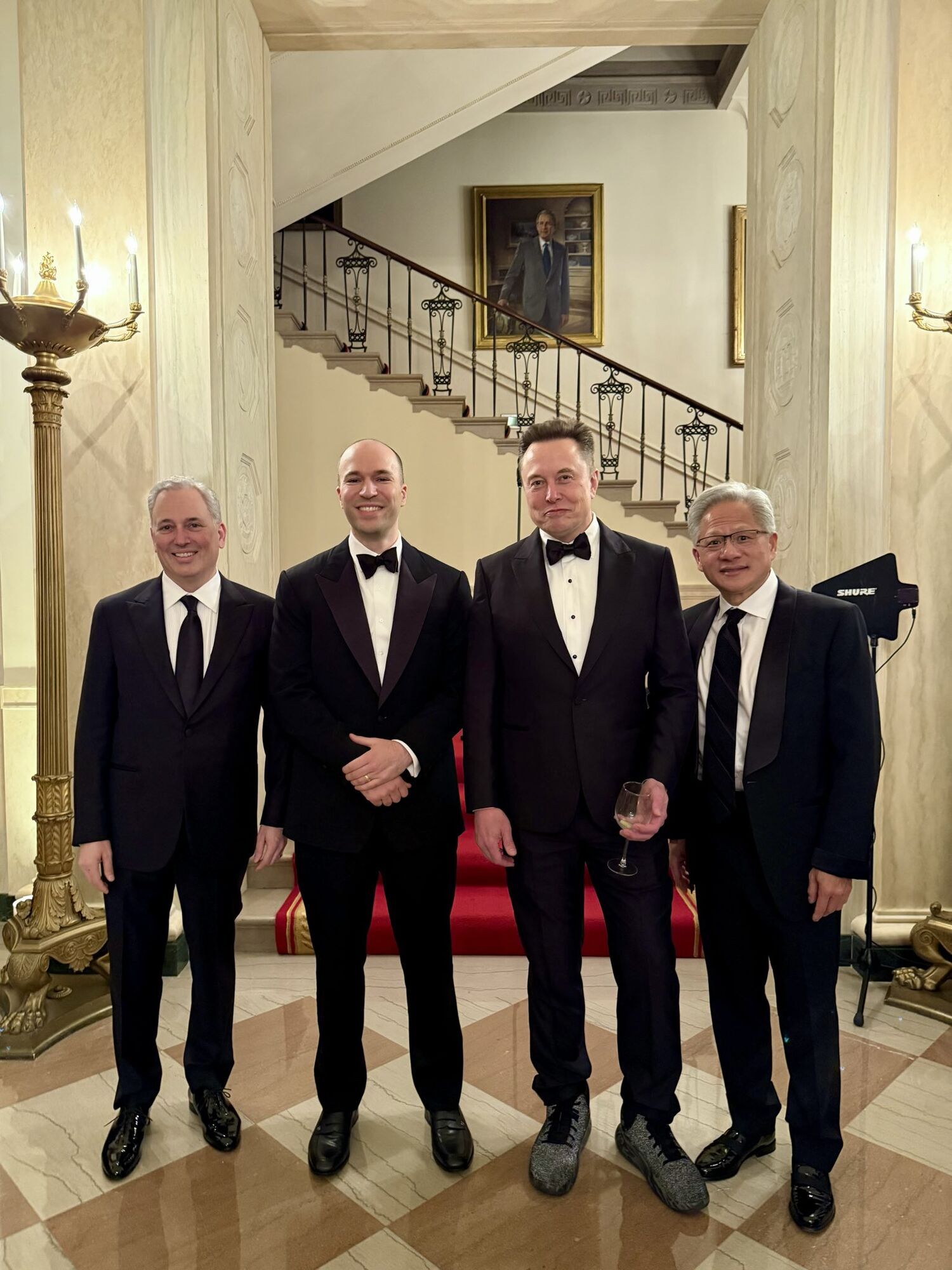 "Величезні ноги" Ілона Маска в дивних кросівках наробили галасу в мережі: мільярдер з гумором відреагував