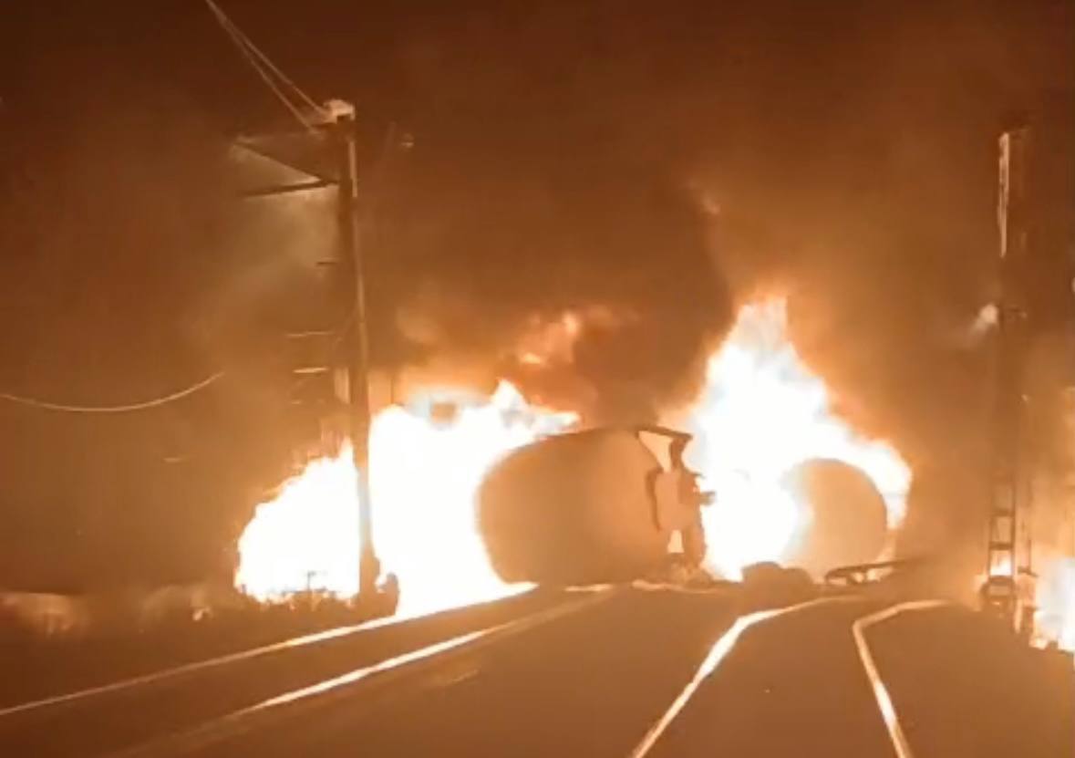 Поднялась стена огня: в России произошло ЧП на железной дороге, говорят о диверсии. Фото и видео