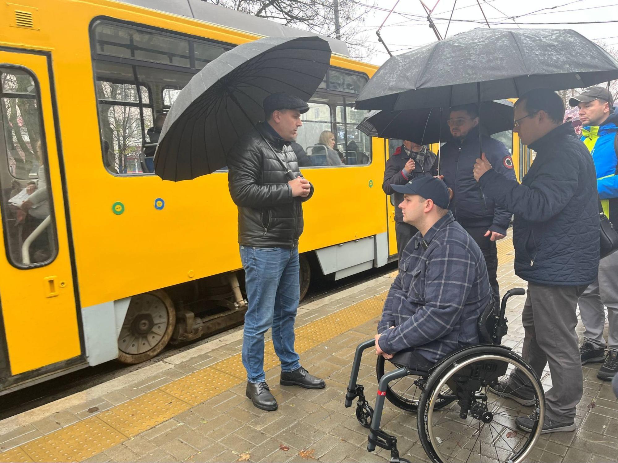 В Днепре презентовали первый безбарьерный маршрут в рамках национального проекта. Фото