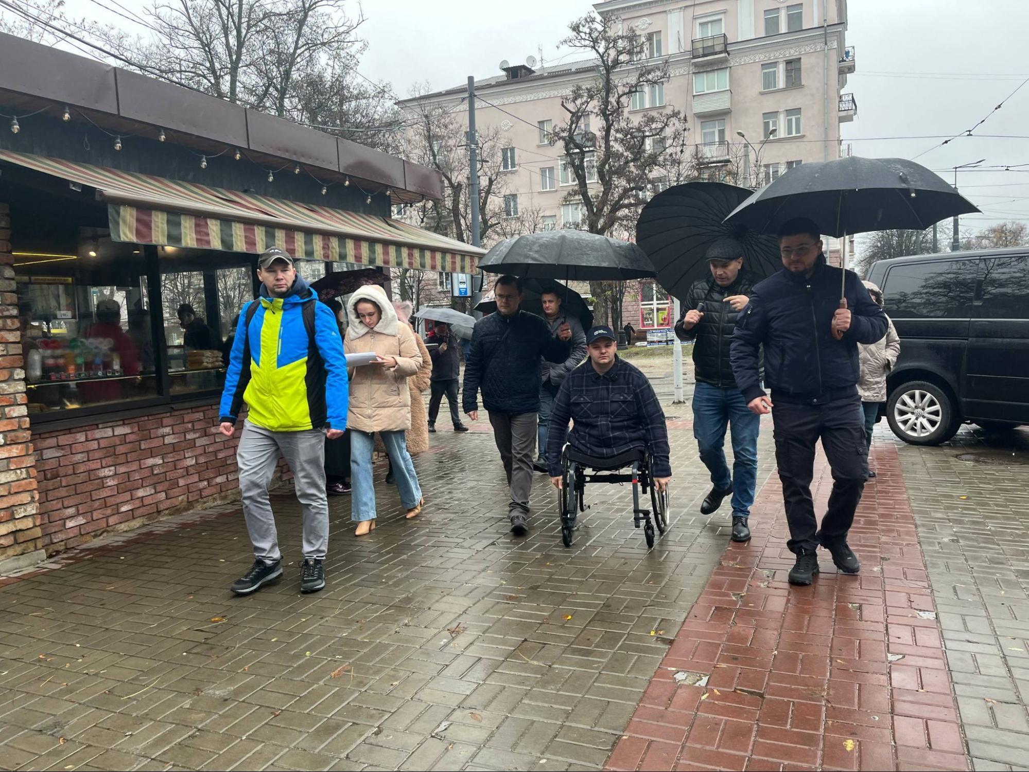 В Днепре презентовали первый безбарьерный маршрут в рамках национального проекта. Фото