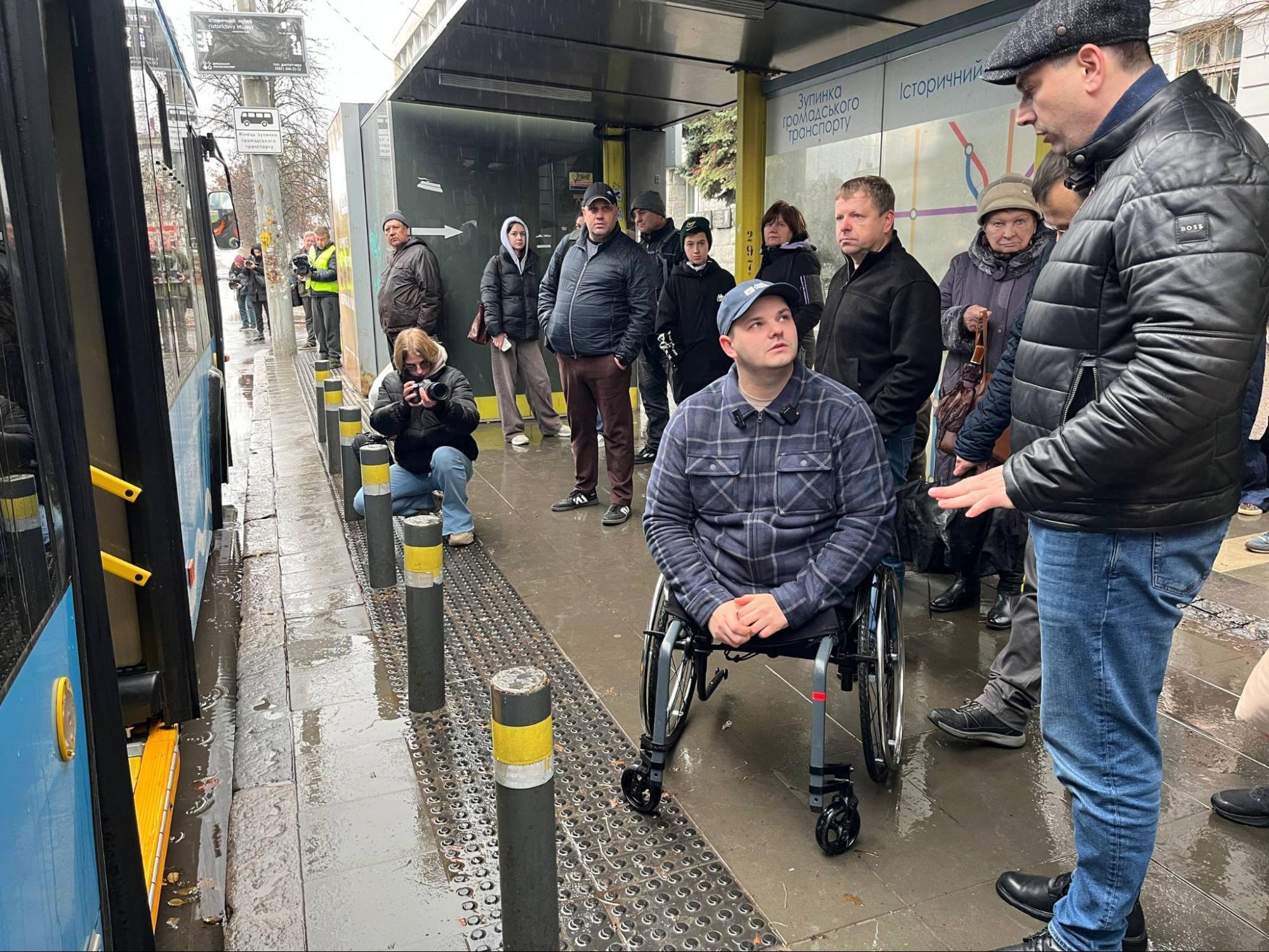 В Днепре презентовали первый безбарьерный маршрут в рамках национального проекта. Фото