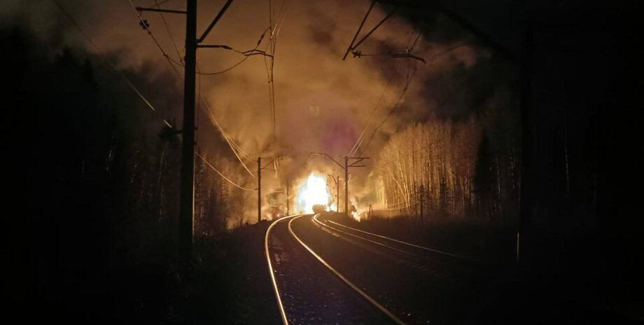 Поднялась стена огня: в России произошло ЧП на железной дороге, говорят о диверсии. Фото и видео