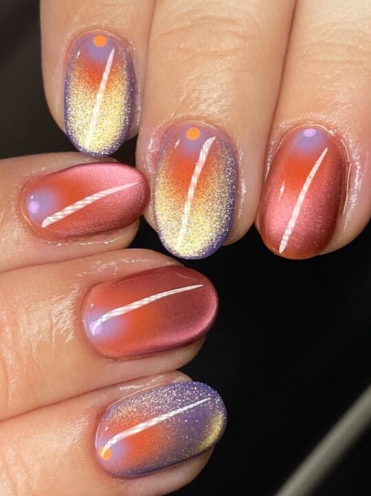 Хромований манікюр – уже не модно: який вигляд має новий "оксамитово-скляний" тренд на нігтях