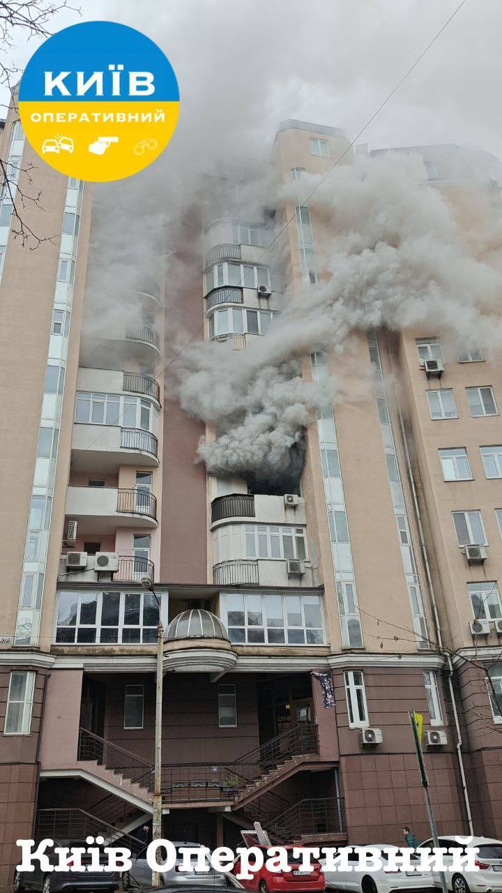 В Киеве произошел взрыв в квартире многоэтажки, возник пожар. Все подробности, фото и видео