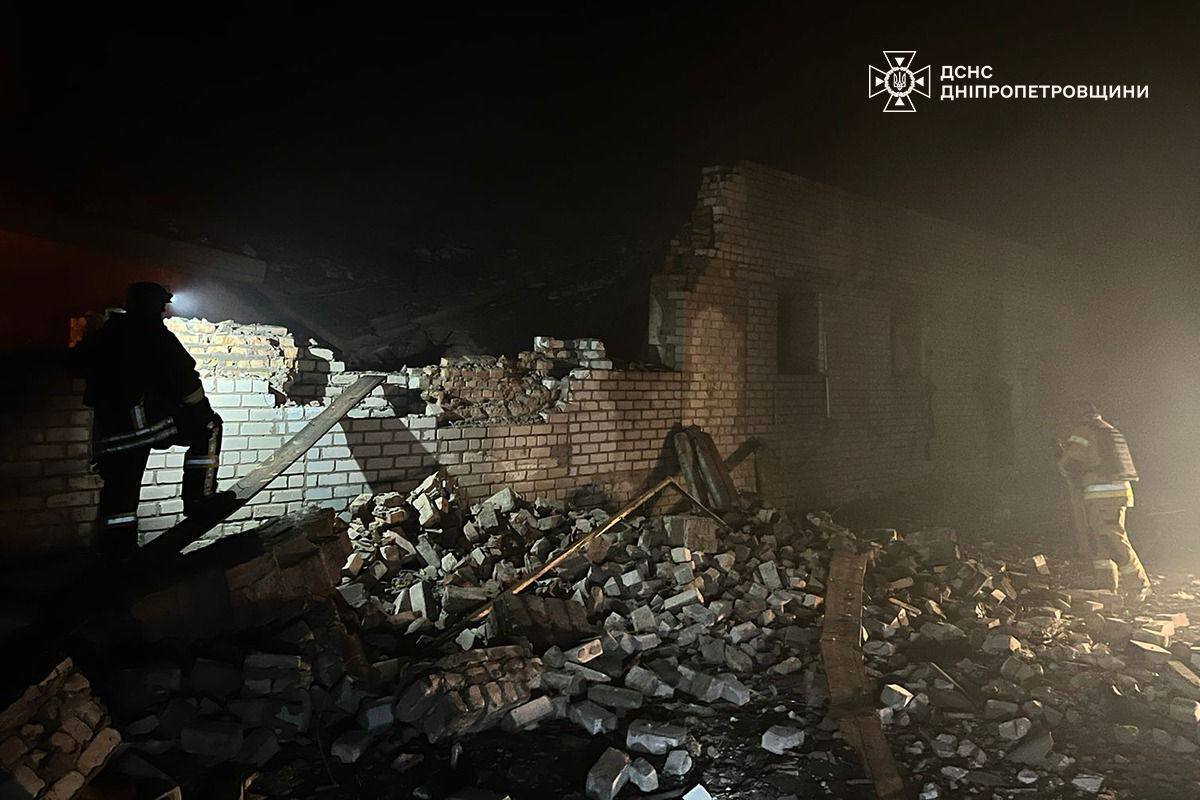 На Дніпропетровщині внаслідок ворожих атак сталися пожежі, постраждали троє чоловіків. Фото