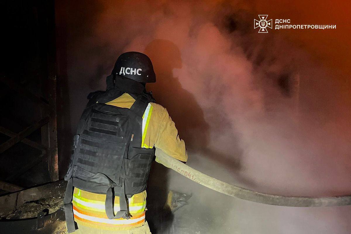 На Дніпропетровщині внаслідок ворожих атак сталися пожежі, постраждали троє чоловіків. Фото
