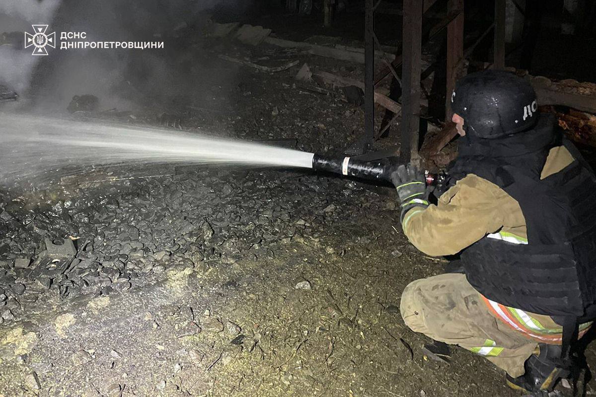 На Дніпропетровщині внаслідок ворожих атак сталися пожежі, постраждали троє чоловіків. Фото