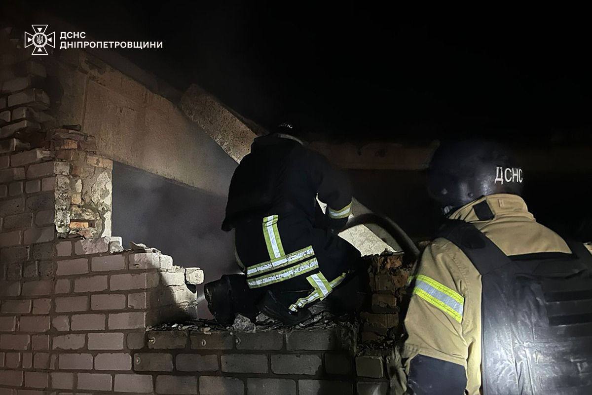 На Дніпропетровщині внаслідок ворожих атак сталися пожежі, постраждали троє чоловіків. Фото