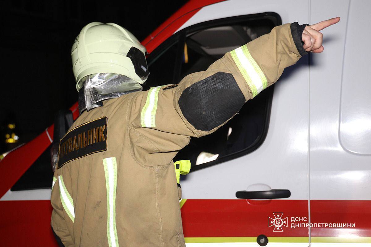 На Дніпропетровщині внаслідок ворожих атак сталися пожежі, постраждали троє чоловіків. Фото