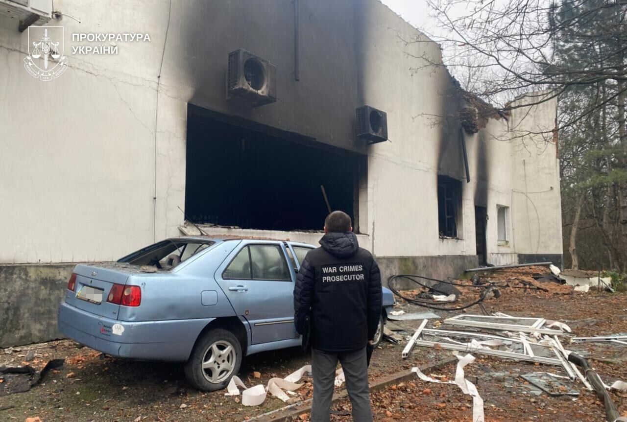На Дніпропетровщині внаслідок ворожих атак сталися пожежі, постраждали троє чоловіків. Фото