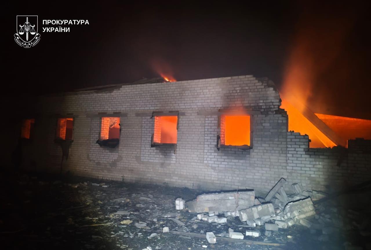 На Дніпропетровщині внаслідок ворожих атак сталися пожежі, постраждали троє чоловіків. Фото