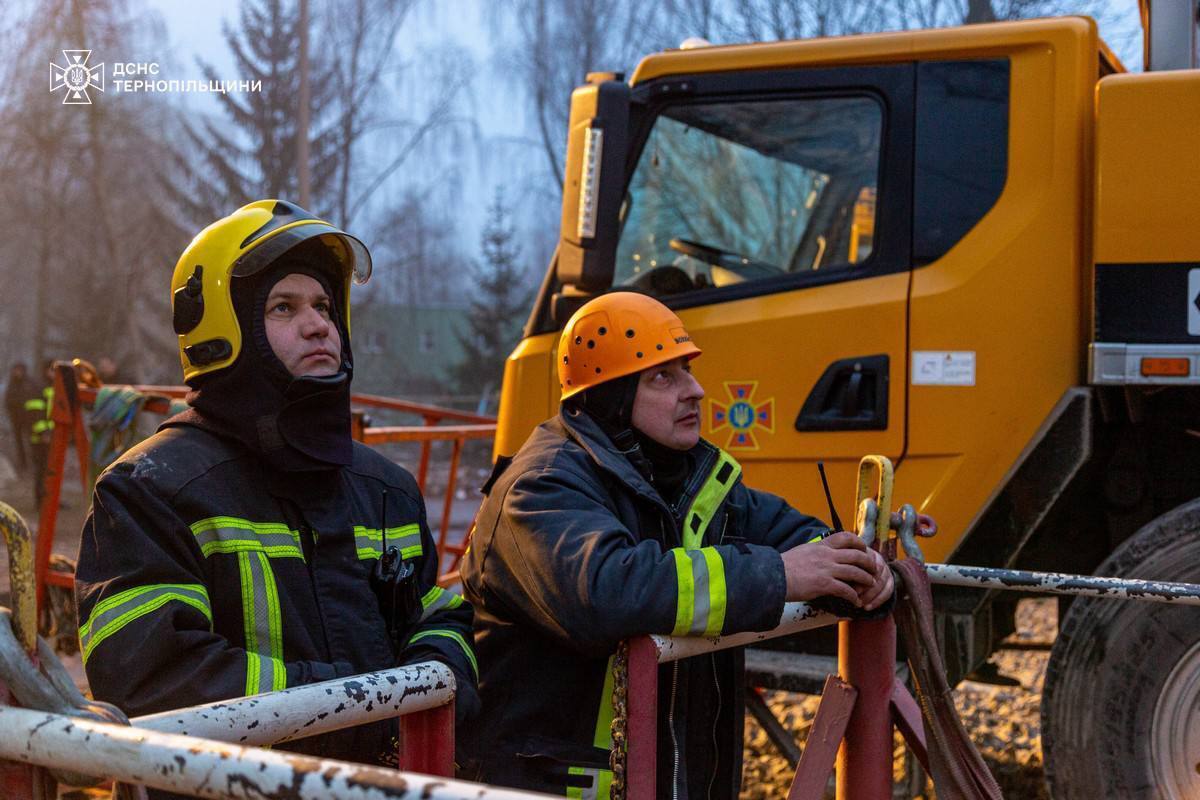 У Тернополі тривають рятувальні роботи на місці удару РФ: 28 загиблих, 16 людей ще не вийшли на зв'язок. Фото й відео