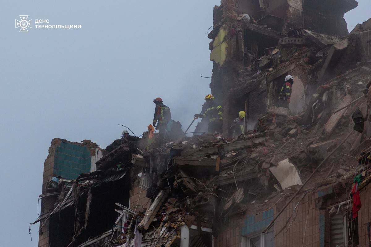 У Тернополі тривають рятувальні роботи на місці удару РФ: 28 загиблих, 16 людей ще не вийшли на зв'язок. Фото й відео