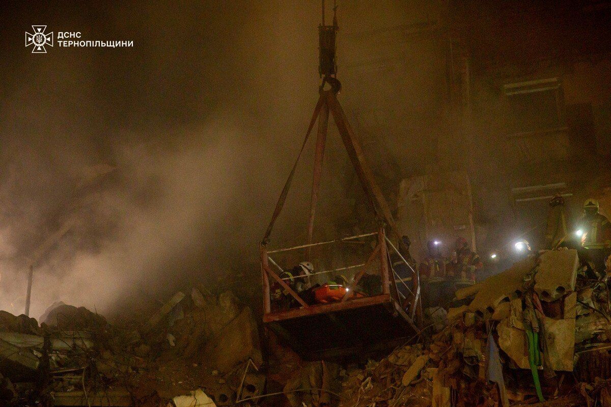 У Тернополі тривають рятувальні роботи на місці удару РФ: 28 загиблих, 16 людей ще не вийшли на зв'язок. Фото й відео