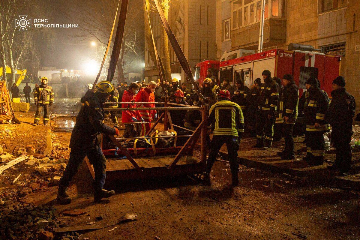 У Тернополі тривають рятувальні роботи на місці удару РФ: 28 загиблих, 16 людей ще не вийшли на зв'язок. Фото й відео