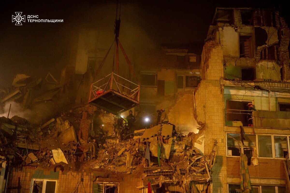 У Тернополі тривають рятувальні роботи на місці удару РФ: 28 загиблих, 16 людей ще не вийшли на зв'язок. Фото й відео