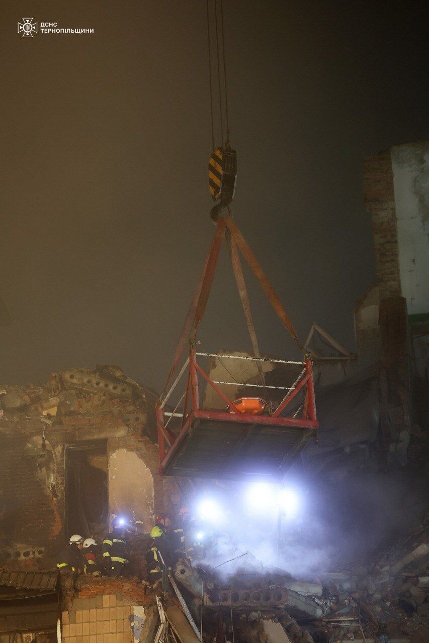 У Тернополі тривають рятувальні роботи на місці удару РФ: 28 загиблих, 16 людей ще не вийшли на зв'язок. Фото й відео