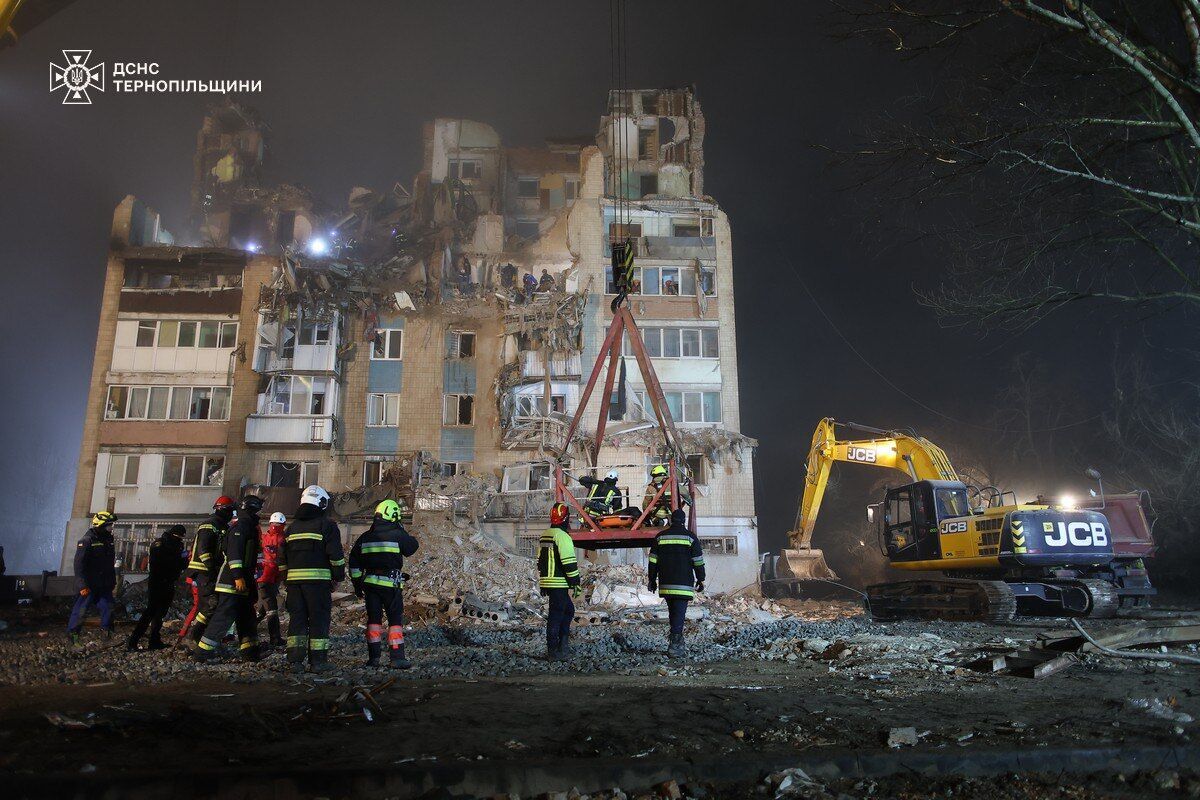 У Тернополі тривають рятувальні роботи на місці удару РФ: 28 загиблих, 16 людей ще не вийшли на зв'язок. Фото й відео