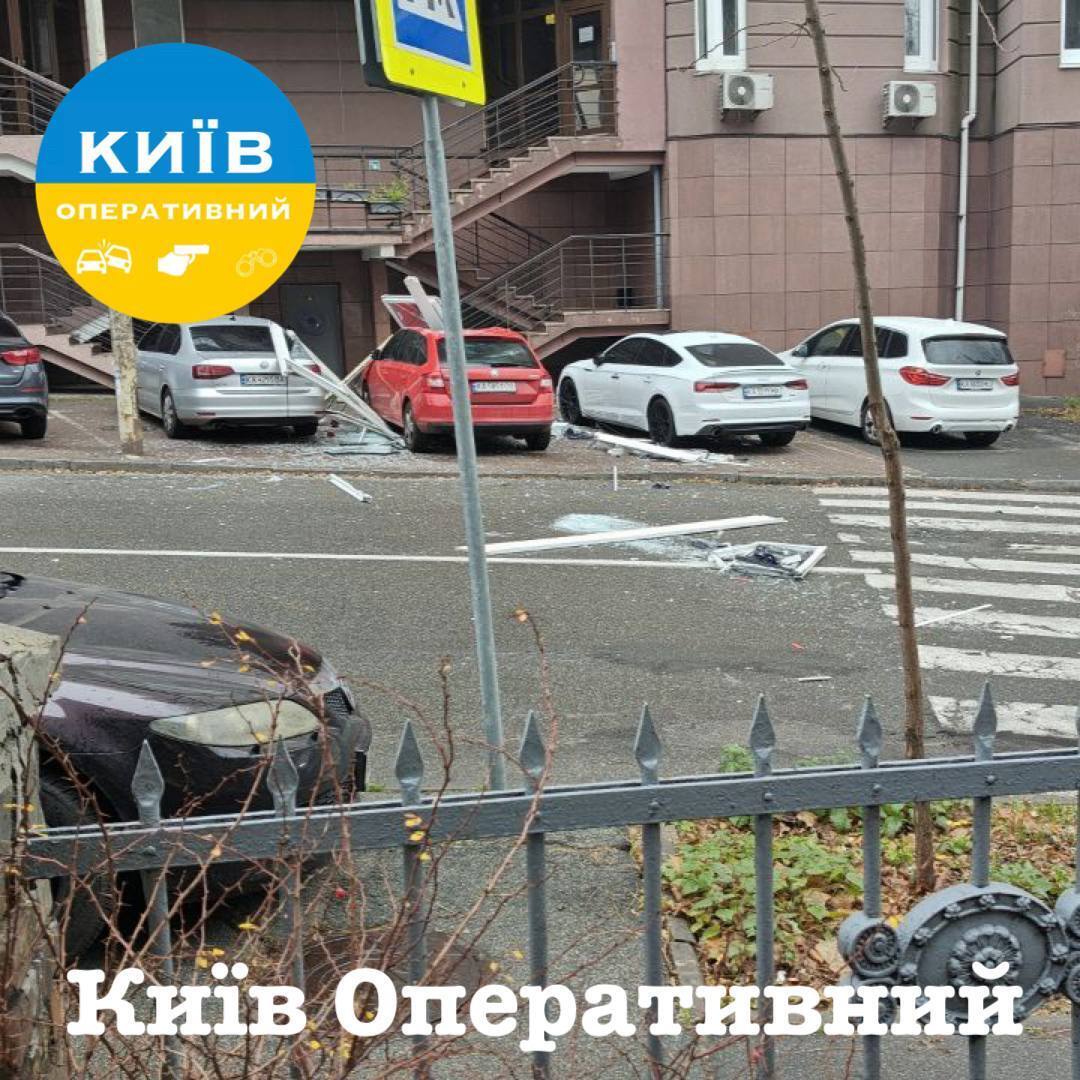 В Киеве произошел взрыв в квартире многоэтажки, возник пожар. Все подробности, фото и видео