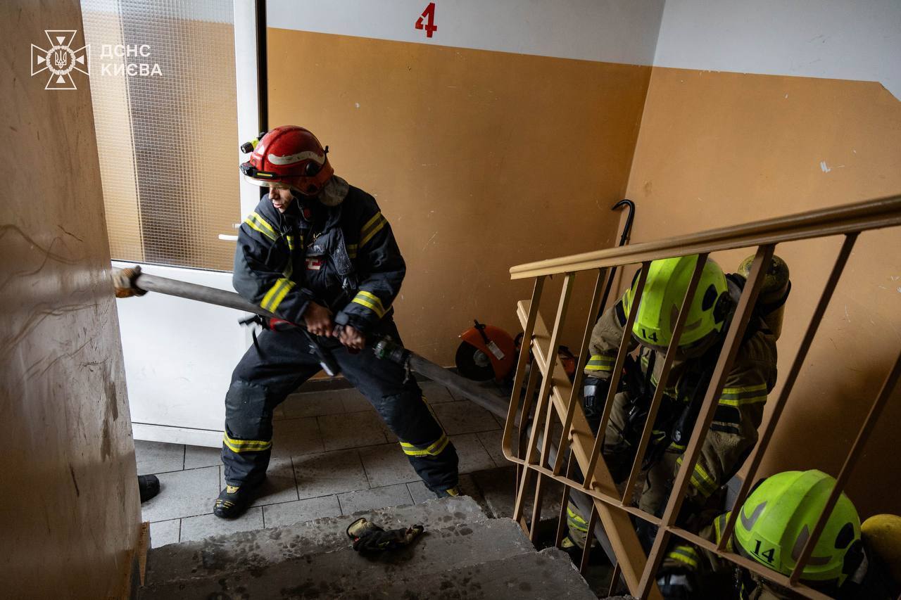 В Киеве произошел взрыв в квартире многоэтажки, возник пожар. Все подробности, фото и видео