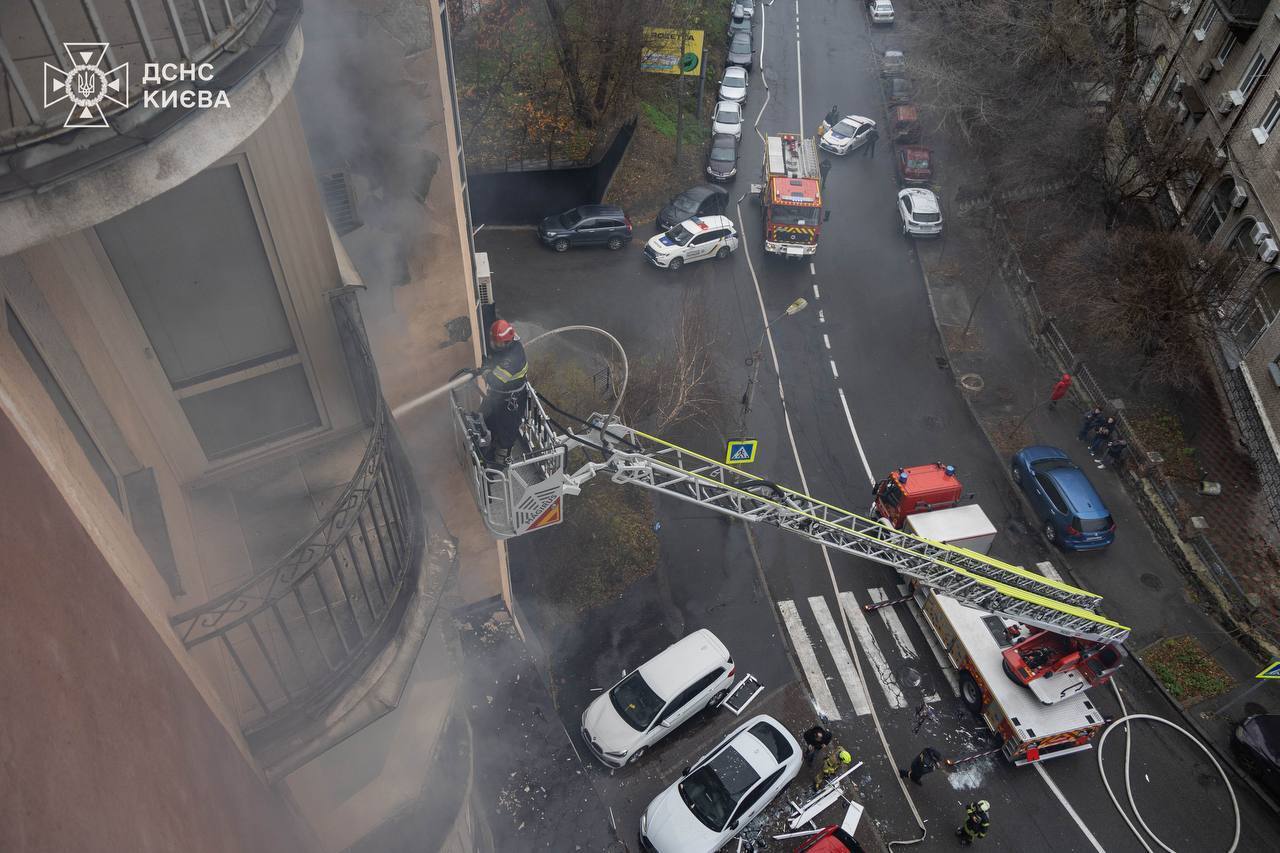 В Киеве произошел взрыв в квартире многоэтажки, возник пожар. Все подробности, фото и видео
